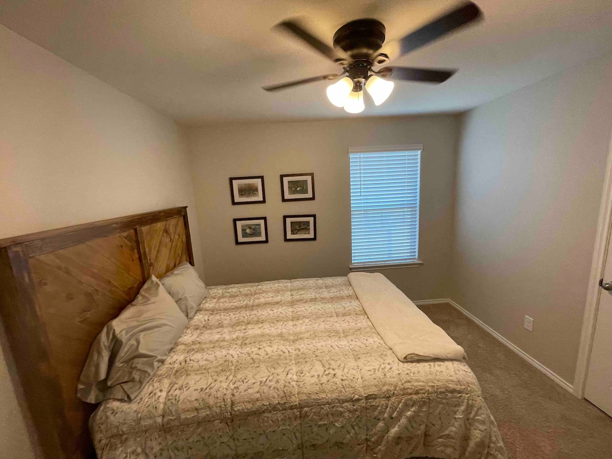 4 bedroom 2 bath - Bulverde, TX