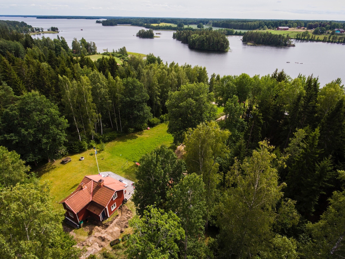 Idylliskt torp med egen brygga