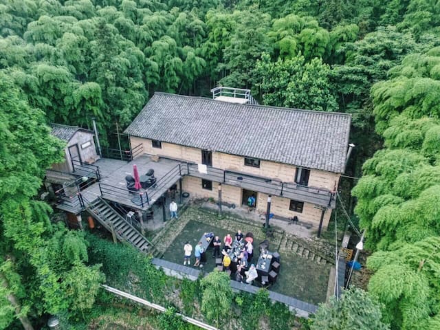 骑迹莫干山(2间大床/2间标间-独立卫浴房间)/被竹林环抱的土墙楼房,在