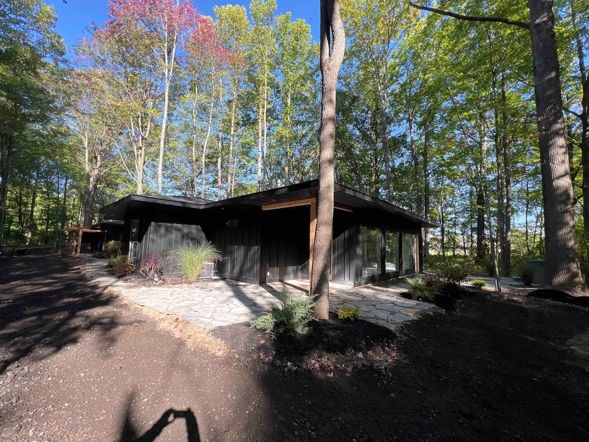 Cozy modern cottage w hot tub