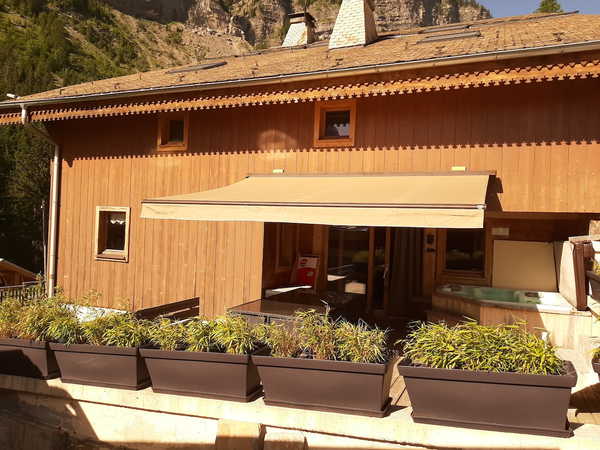 位于阿尔卑斯山脉中心的美丽度假木屋。