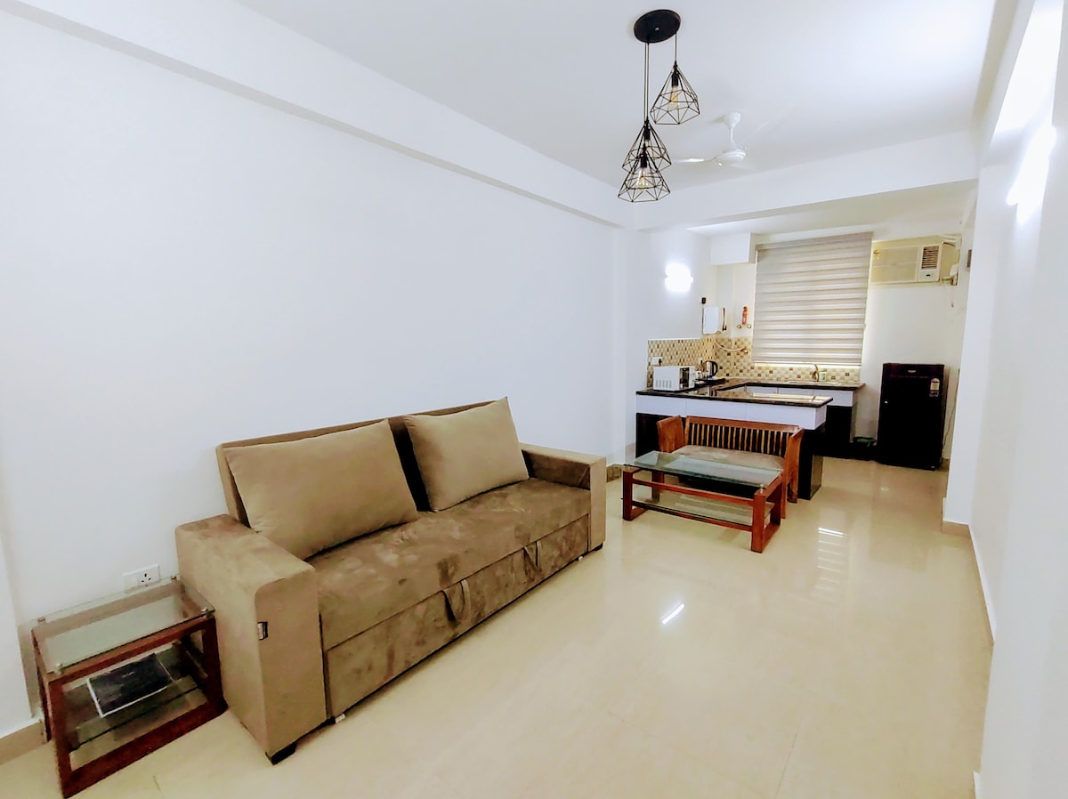 Teerath India -宽敞的1BHK ，靠近Prem Mandir