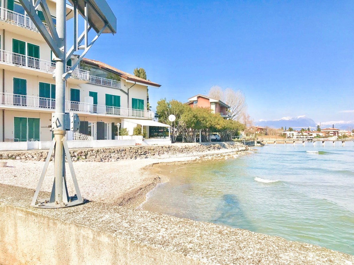 On the Lake with private beach