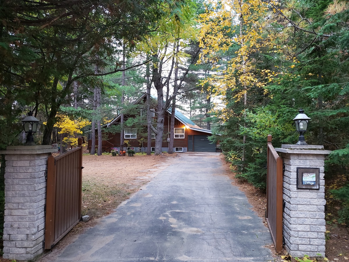 安大略省巴里湾（ Barry 's Bay ）湖滨白松小屋（ Lakefront White Pine Cottage ）