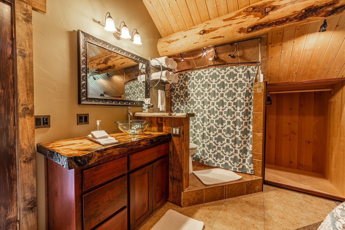Fisher Cat Cabin at Snowcat Cabins （热水浴缸！ ）