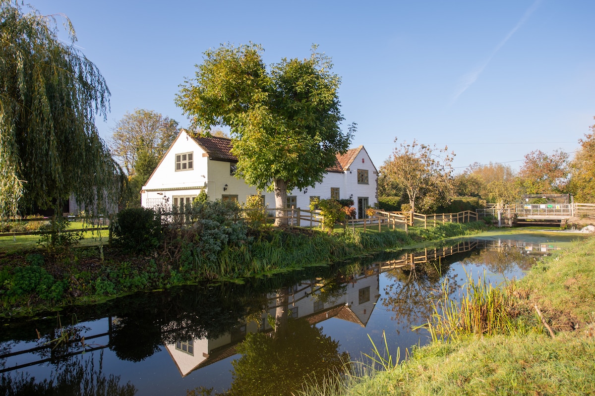 萨默塞特宁静的Riverside Five Bed Cottage