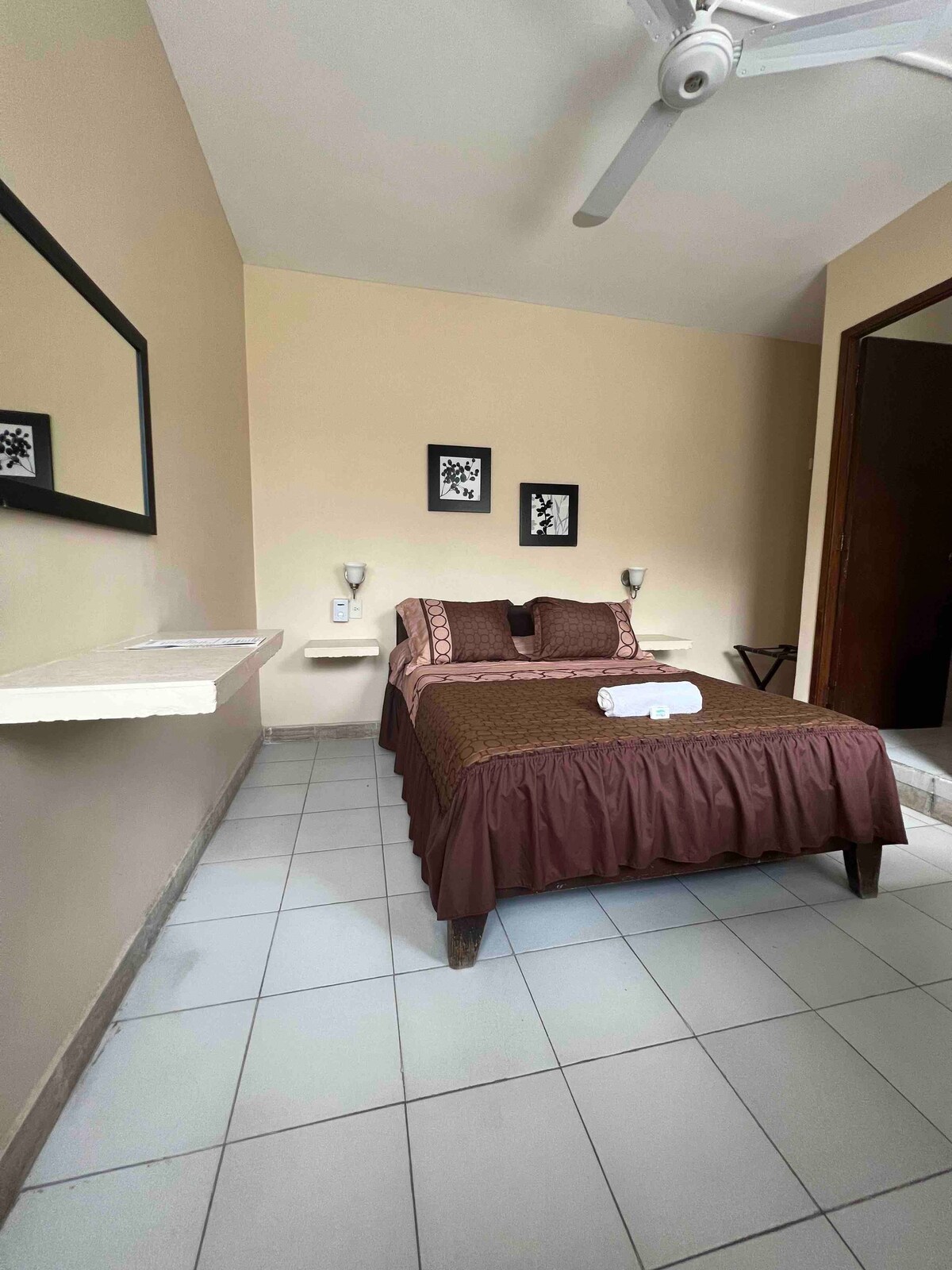 Encantador cuarto con baño y servicios de hotel
