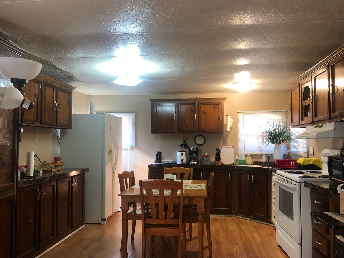 SERENITY: Huge 3BR 2bath w/wifi, fishing &fire pit