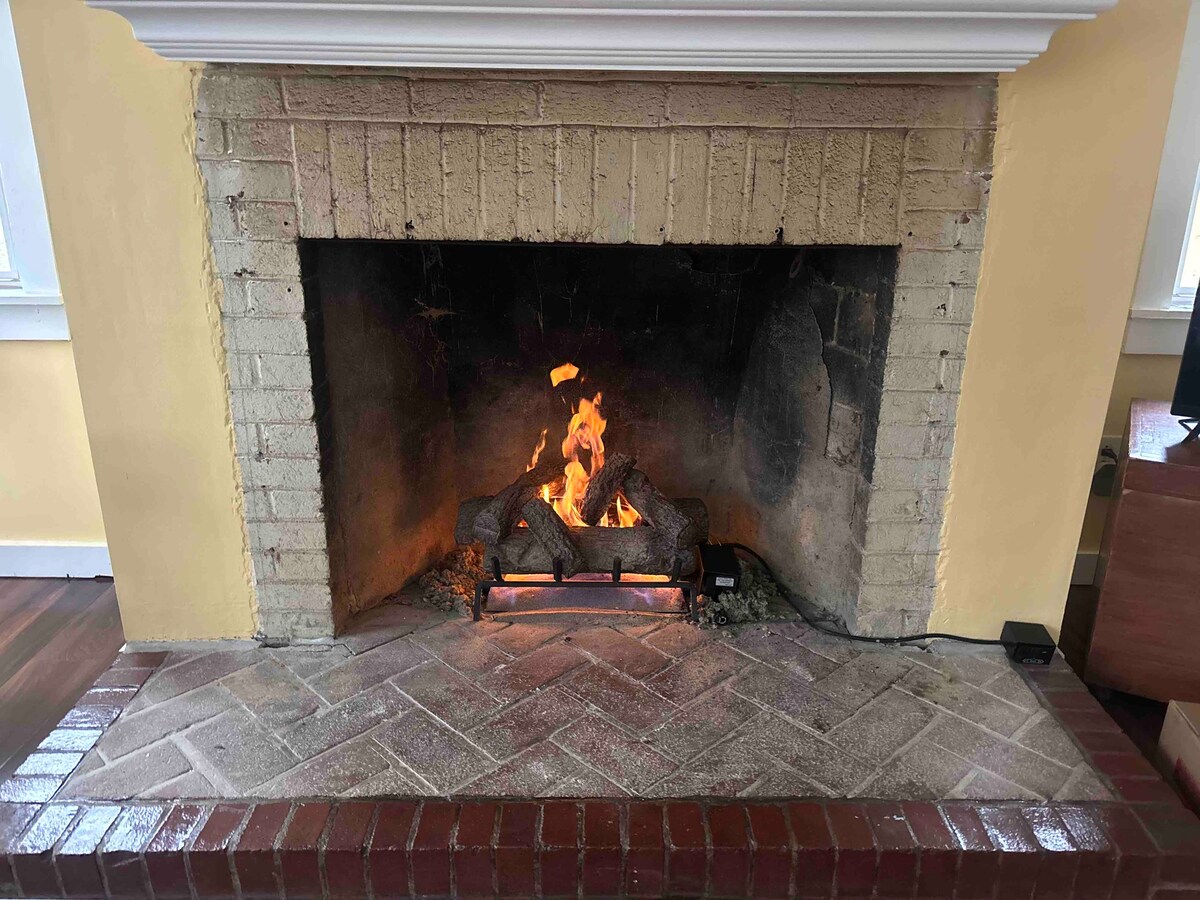 Cozy Cottage w/fireplace in Historic Harmony, PA