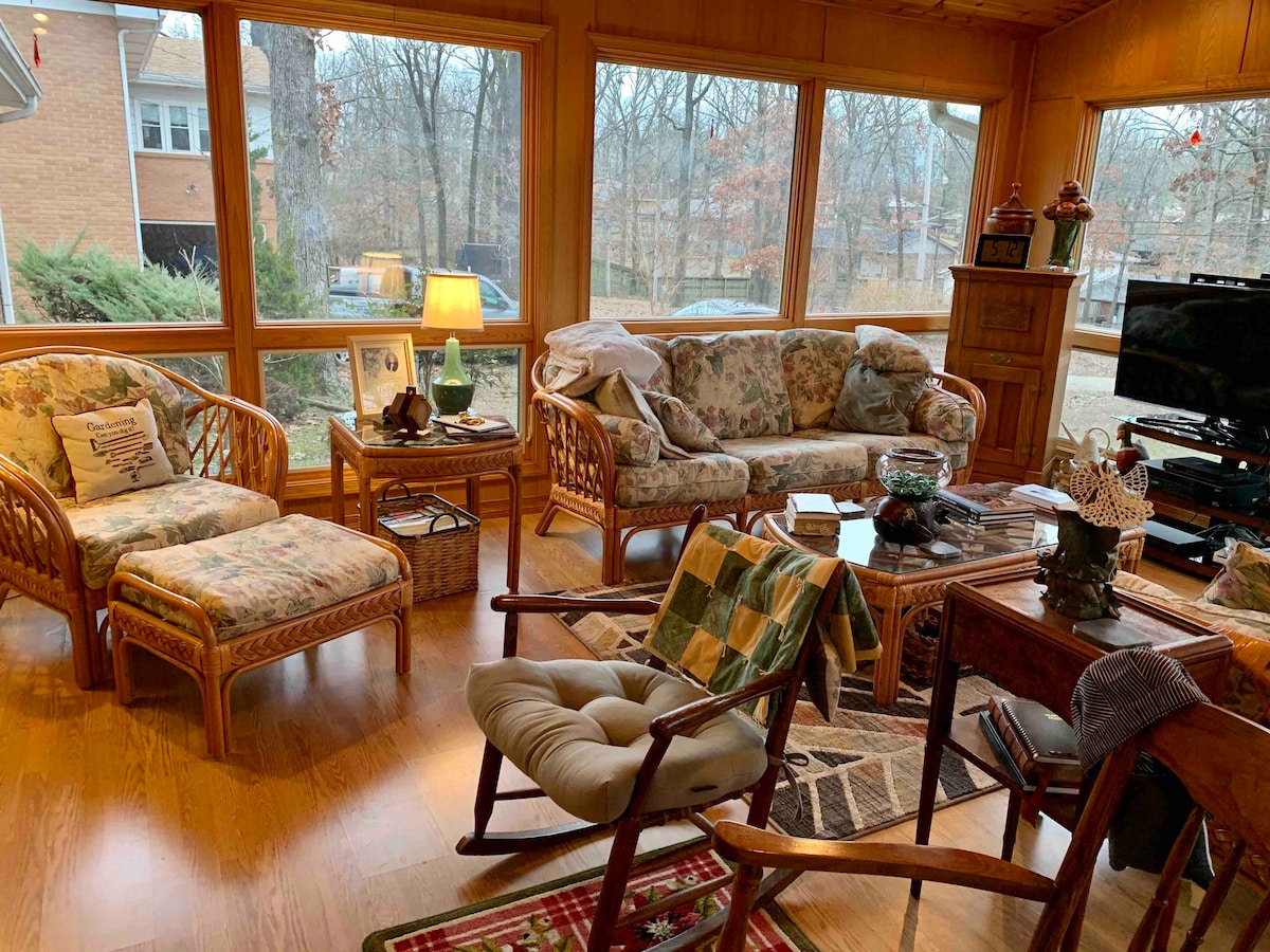 Home Sweet Home, Spacious Sunroom & Fun Deck!