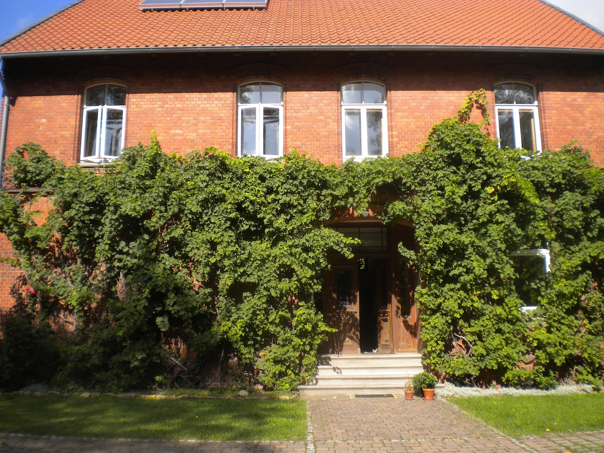 Nähe Messe Zi. in alter Dorfschule für 3-5 Pers.