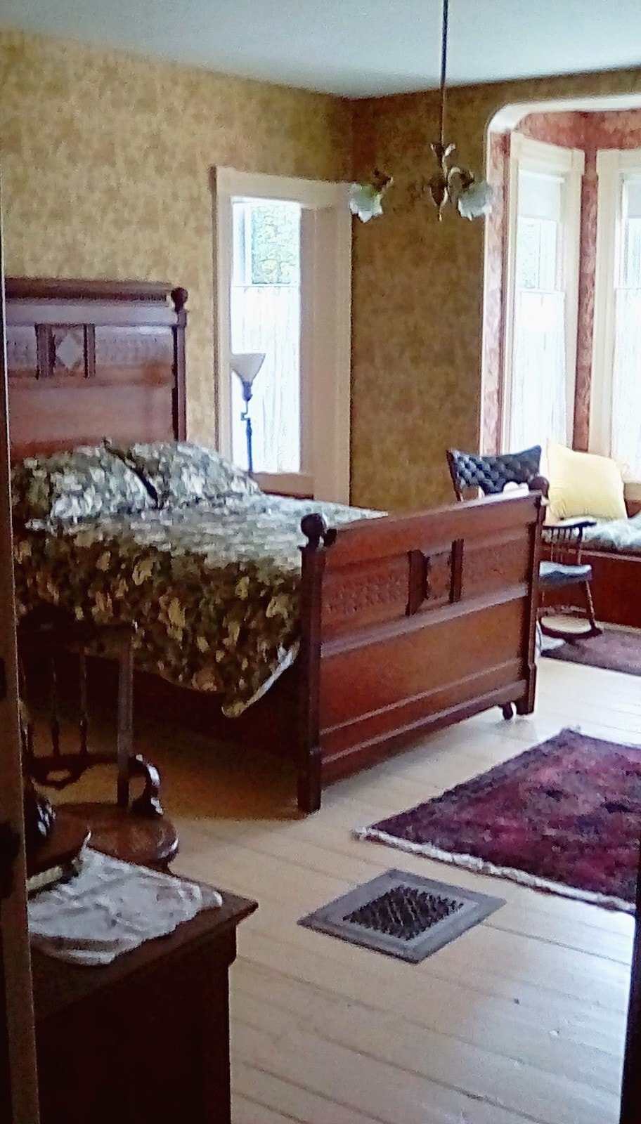 Eva Blake House-Eva的房间：一张双人床