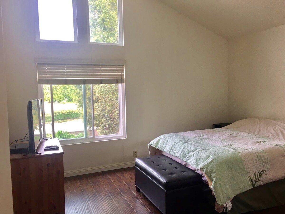 Master bedroom in Irvine 尔湾高尚成熟社区拎包入住！