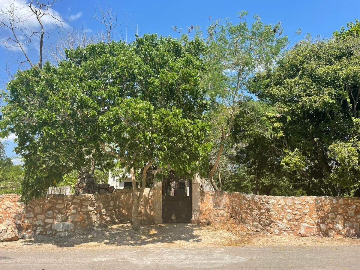 Casa en Zona Arqueológica Ake, con piscina.