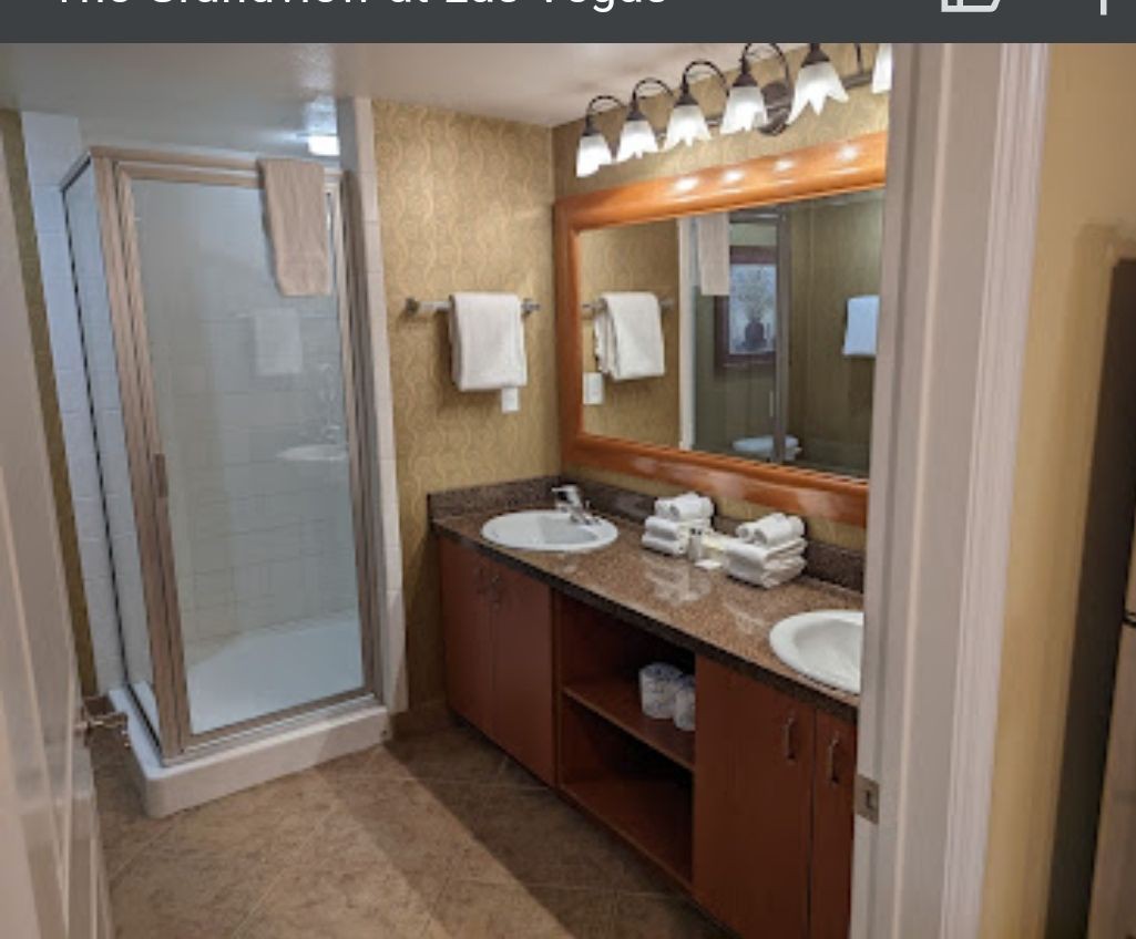 1 bed Condo on Strip Big Soaking Tub