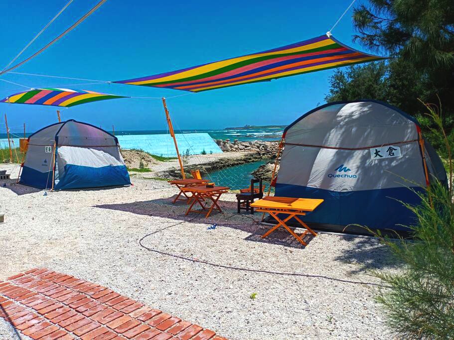 海邊的露營區，帳篷三面紗窗，海風吹拂，涼，代客訂交通，旅遊行程 ，接送服務，語言不通的客人接待有困難