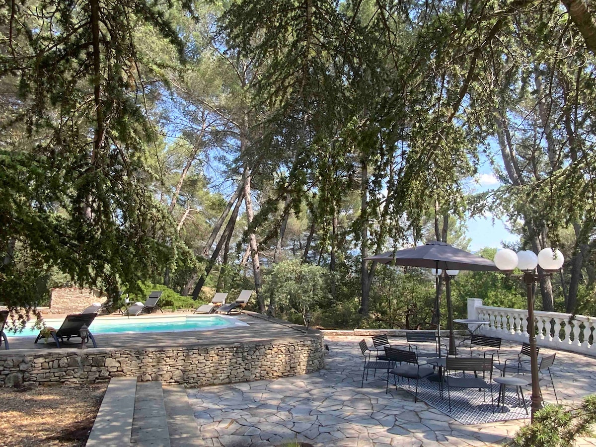 Mas, vue pinède de Roussillon, piscine chauffée