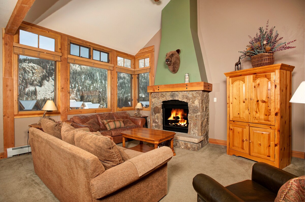 Gorgeous Ski Escape with Fireplace and Balcony