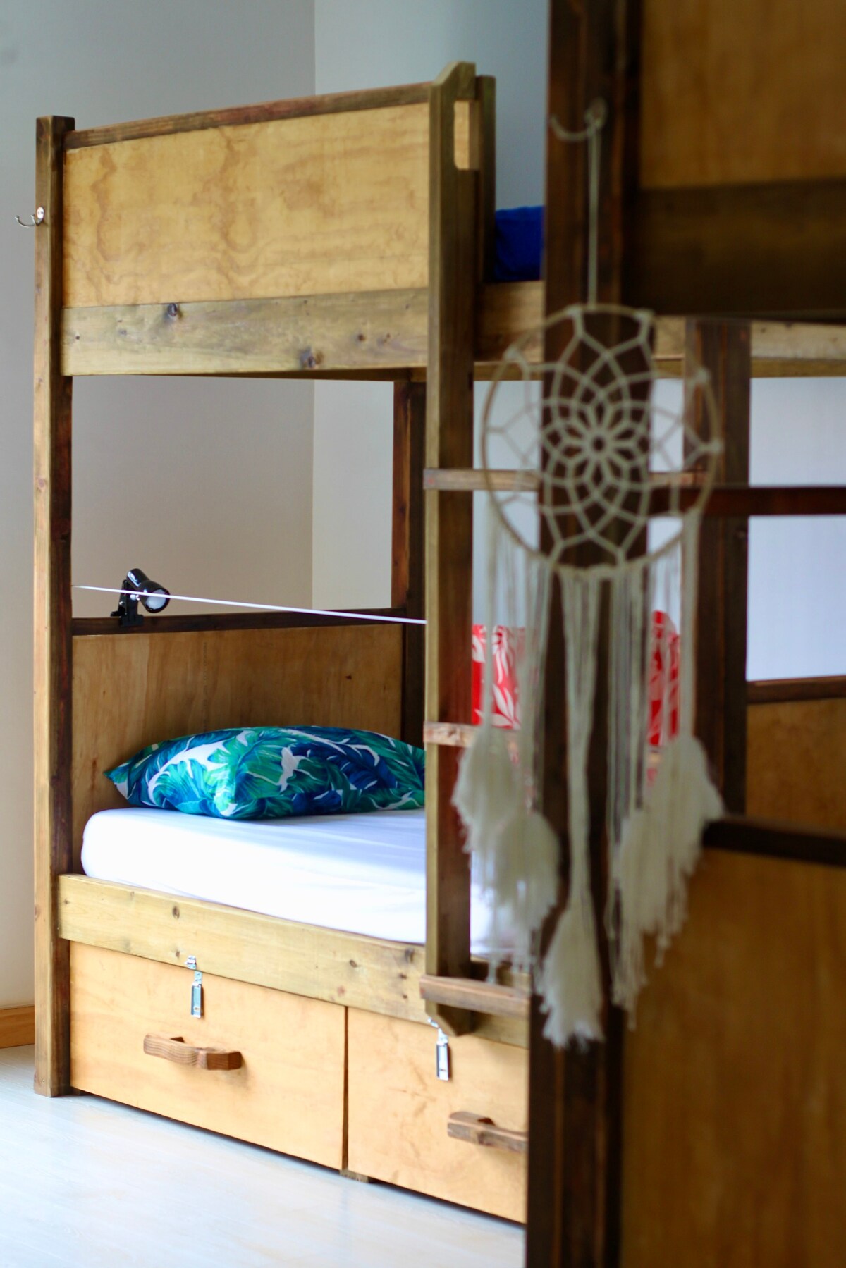 Little Mo 'ara - Tiahura女生宿舍中的1张床