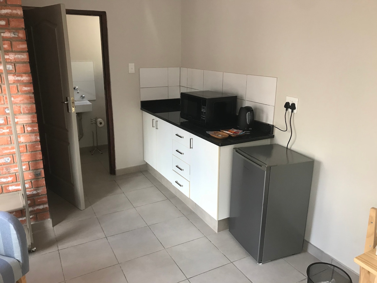 Modern bachelor flatlet in Dan Pienaar -king