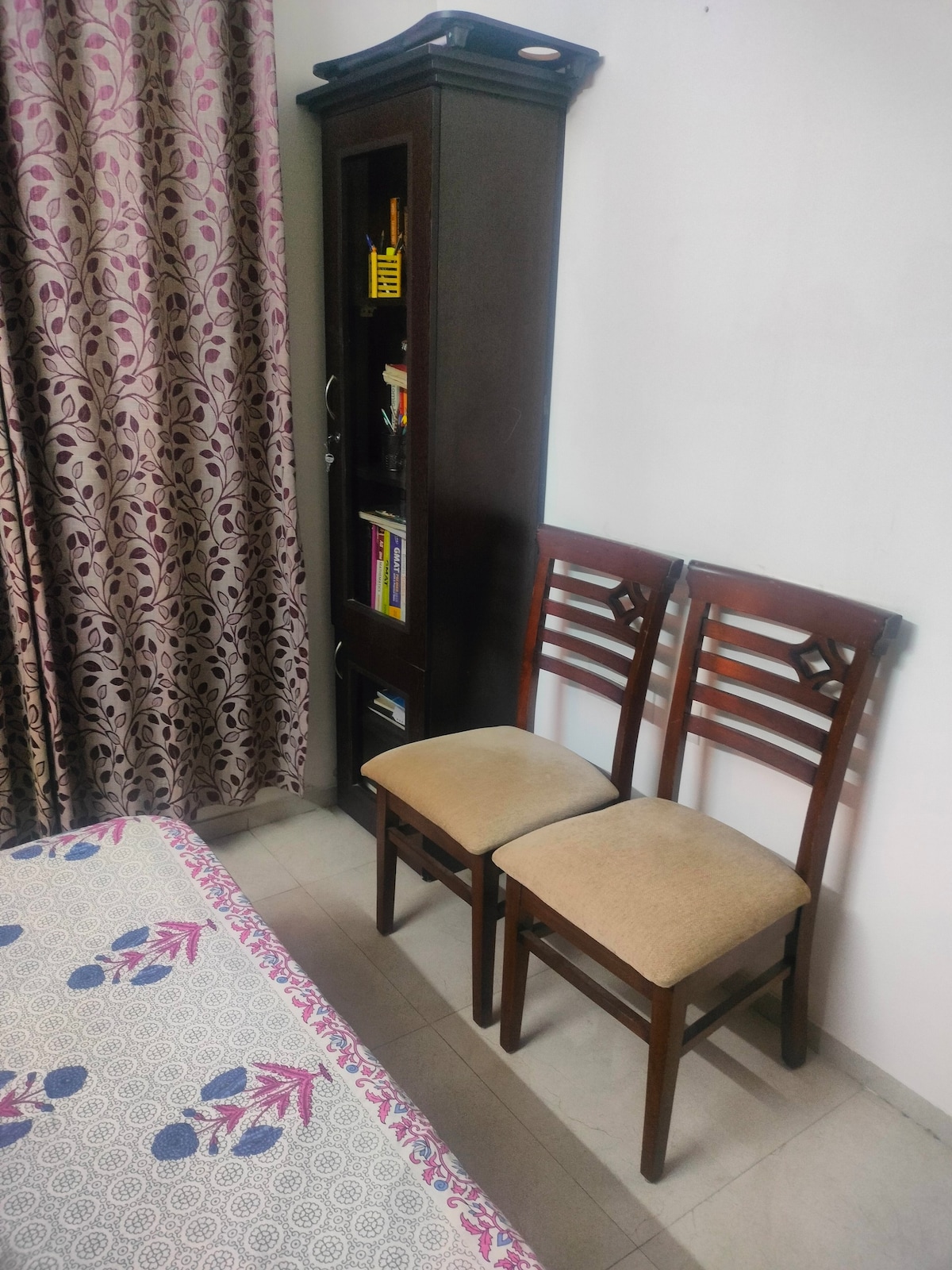 Private room wid attach washroom in 1BHK flat