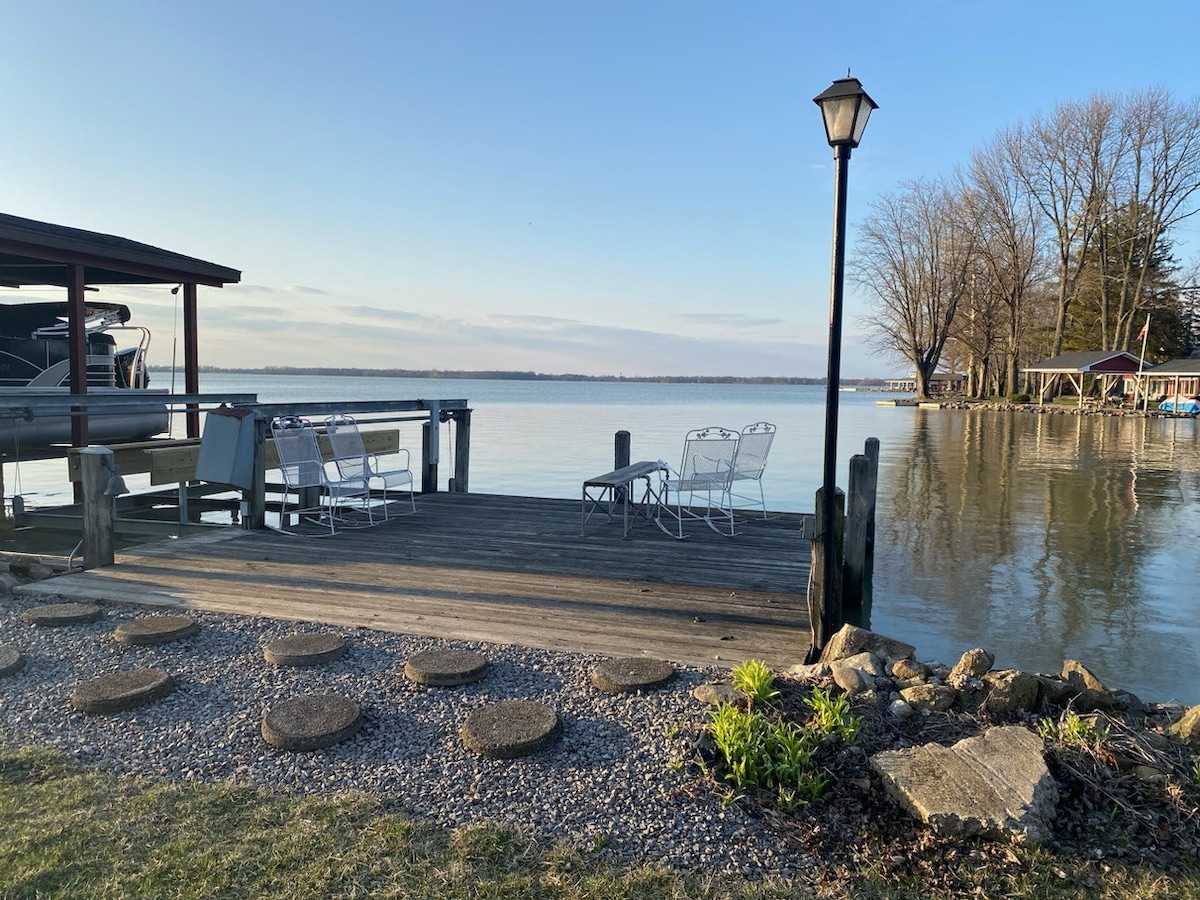 Lakefront retro cottage on Indian Lake