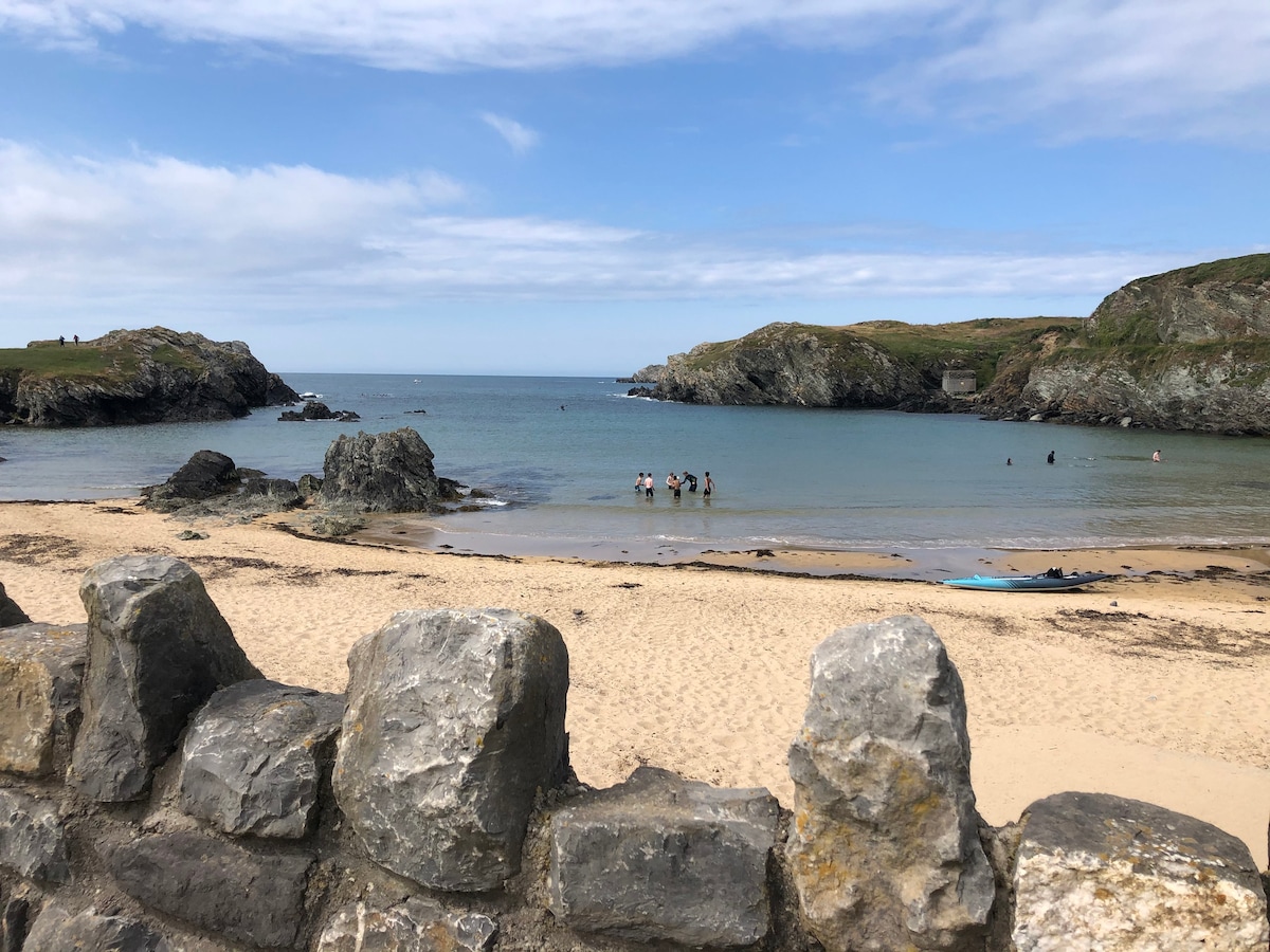 Anglesey Trearddur Bay附近的海滩小屋