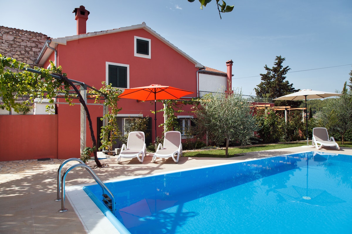 Villa, 6 people, pool, terrace, garden, on beach