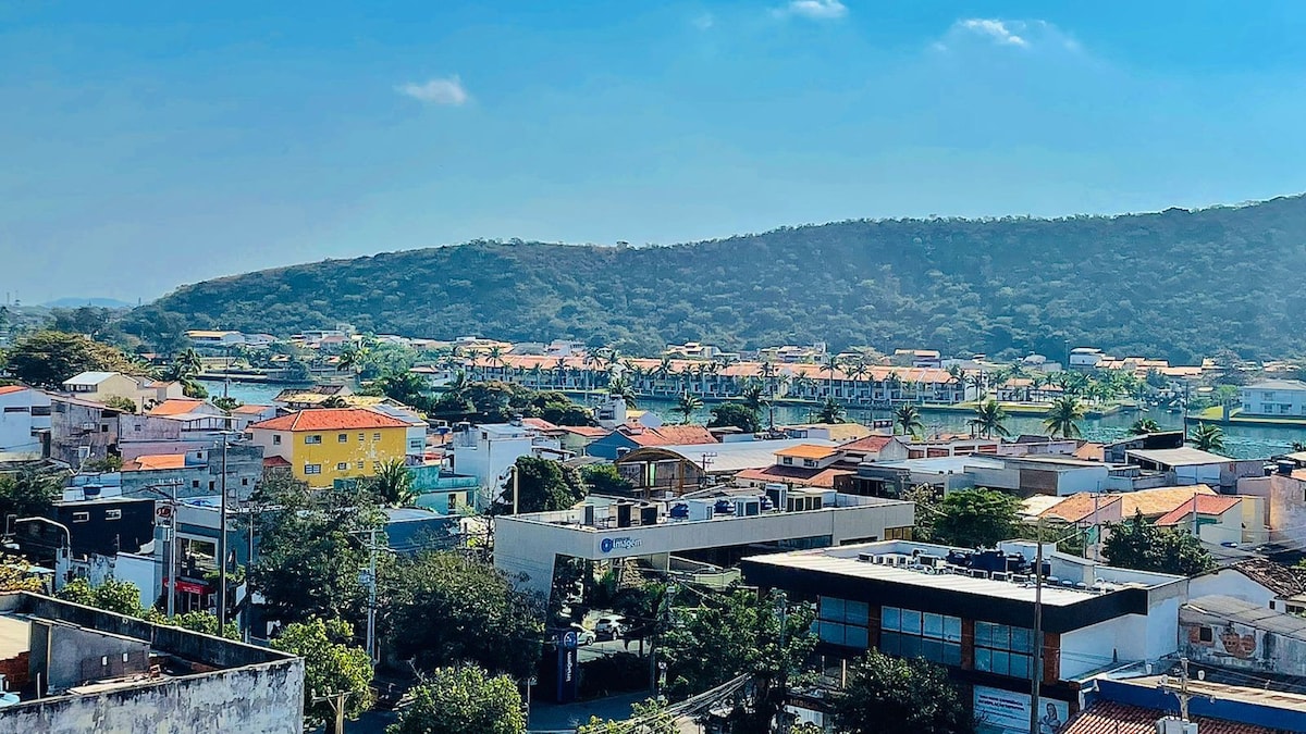 Cobertura central. Faça tudo a pé em Cabo Frio.