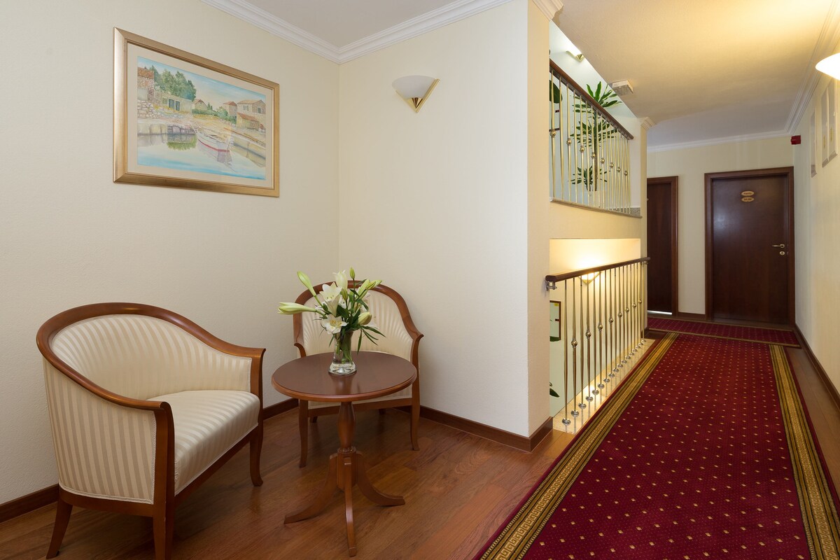 Family room with balcony and breakfast