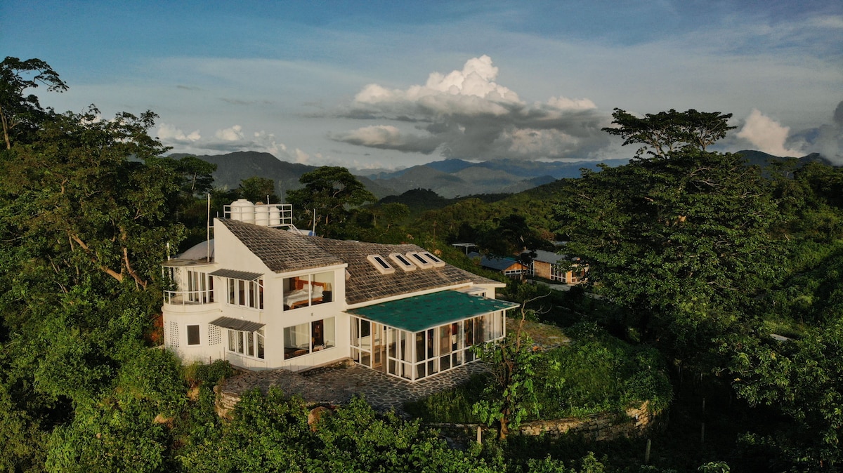 LUX. Earthship House ，景色迷人