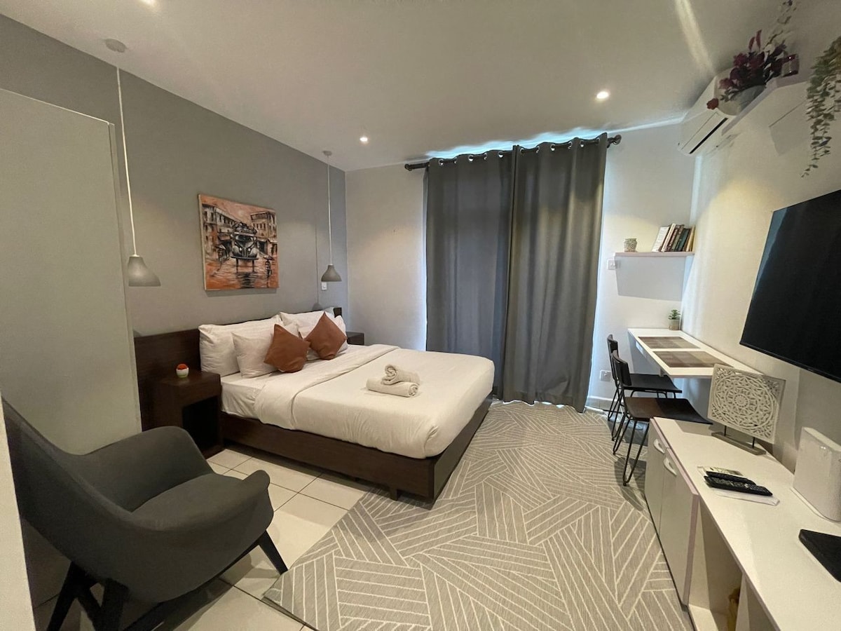 Chic studio apartment @ Embassy Gardens.