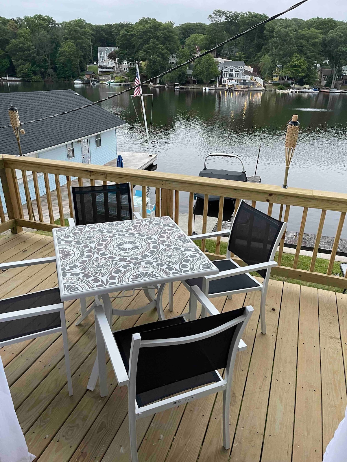 Lakefront Cottage Home