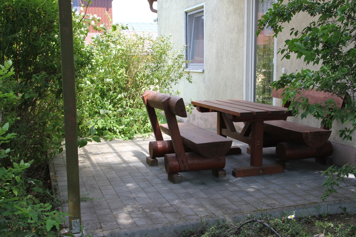 Ferienhof Pöhlmann （ Wunsiedel ） ，带露台和小厨房的度假公寓（ 48平方米）