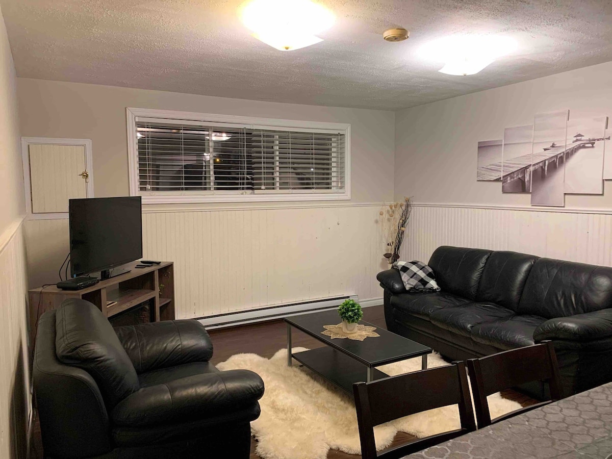 Cozy 1-Bedroom Apartment in Center of Town!