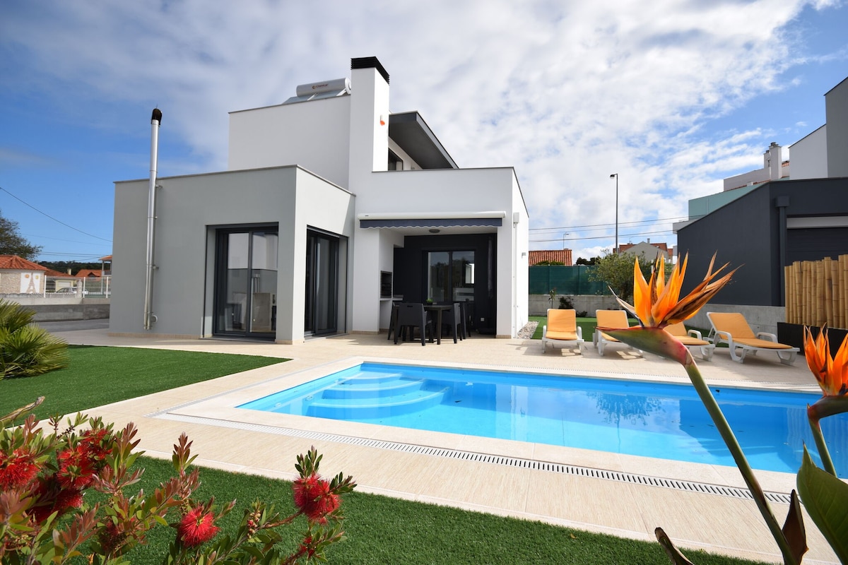 Lavish Villa in Foz do Arelho with Private Pool