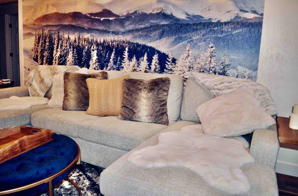 The Mural Chalet: Luxury stay; sleeps 13!