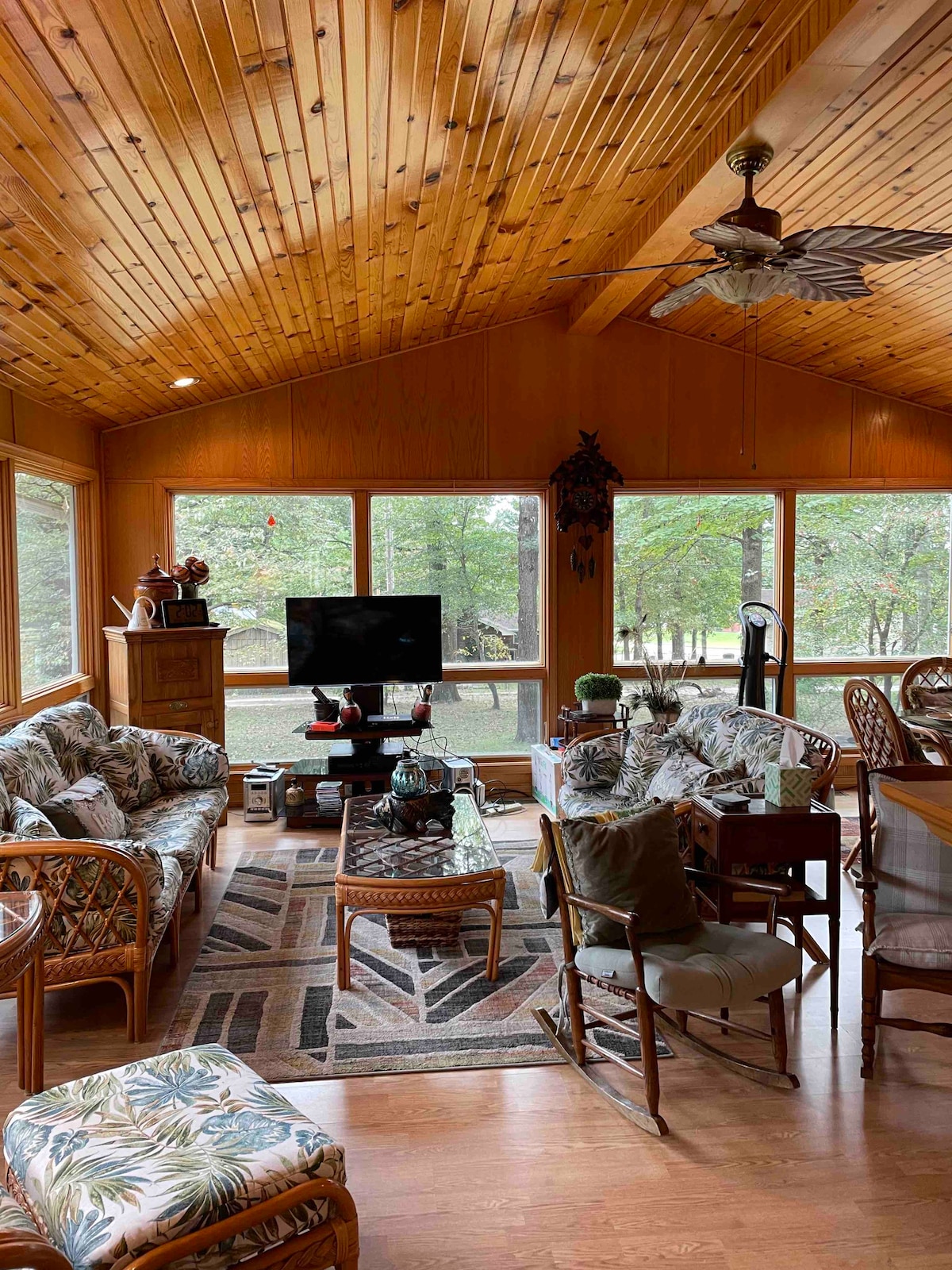 Home Sweet Home, Spacious Sunroom & Fun Deck!