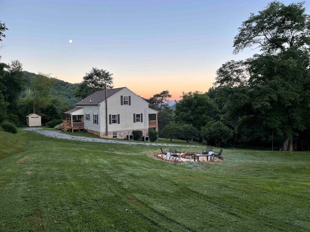 Charming 3br cottage+views+firepit+remote work