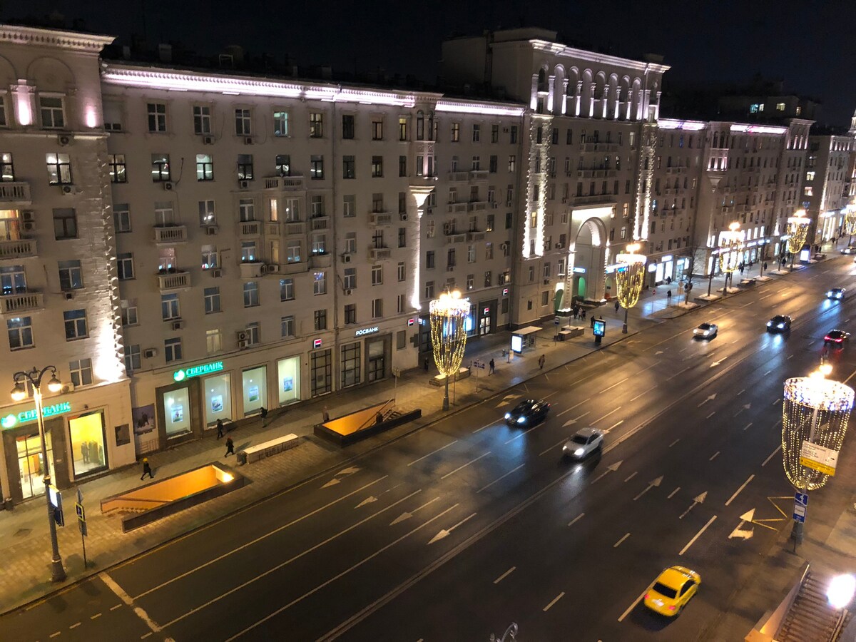 公寓配有钢琴，可俯瞰特维尔斯卡亚街和克里姆林宫