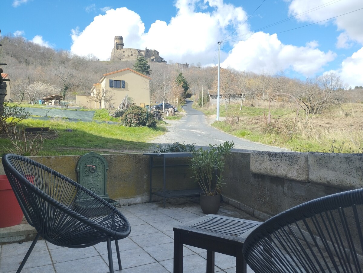 Terrasse avec vue sur le château