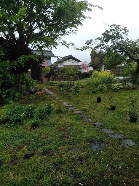 四季を感じる庭と縁側   (grass-colored inn)