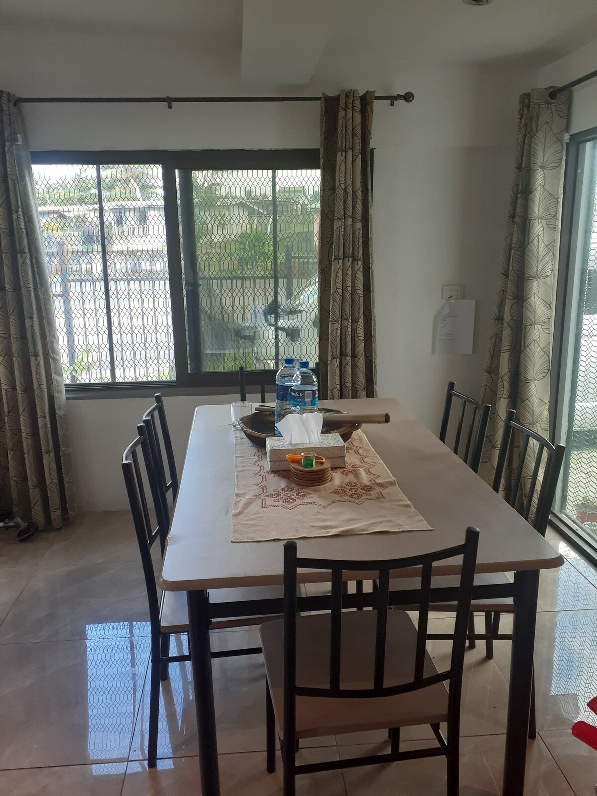 Entire 3 bedroom Fully Furnished House, 6 Guests