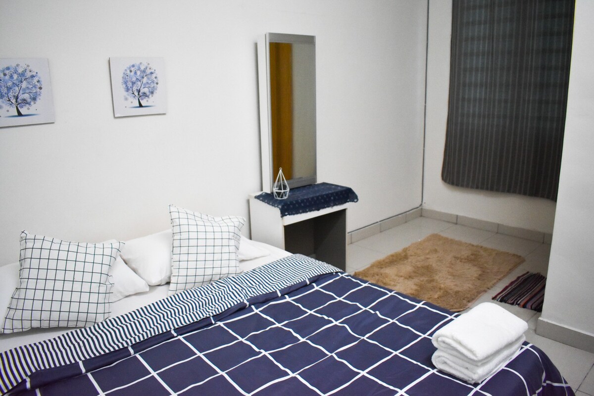独立房间1张床，靠近吉隆坡国际机场，现代住宅