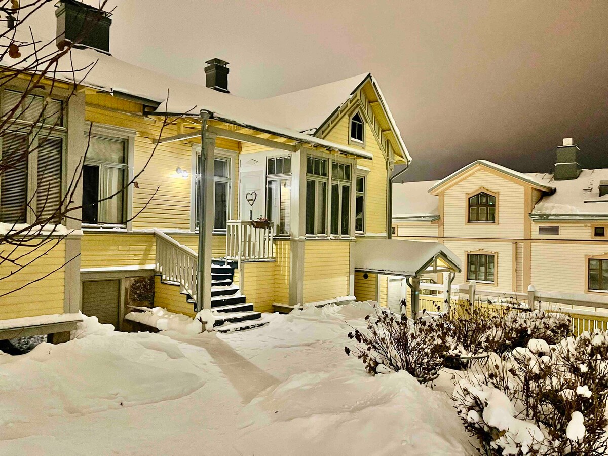 19th century house w/ terrace and parking hall