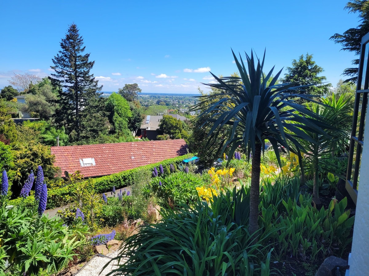 Cosy 1 bedroom +ensuite with own entrance in the Christchurch hills.