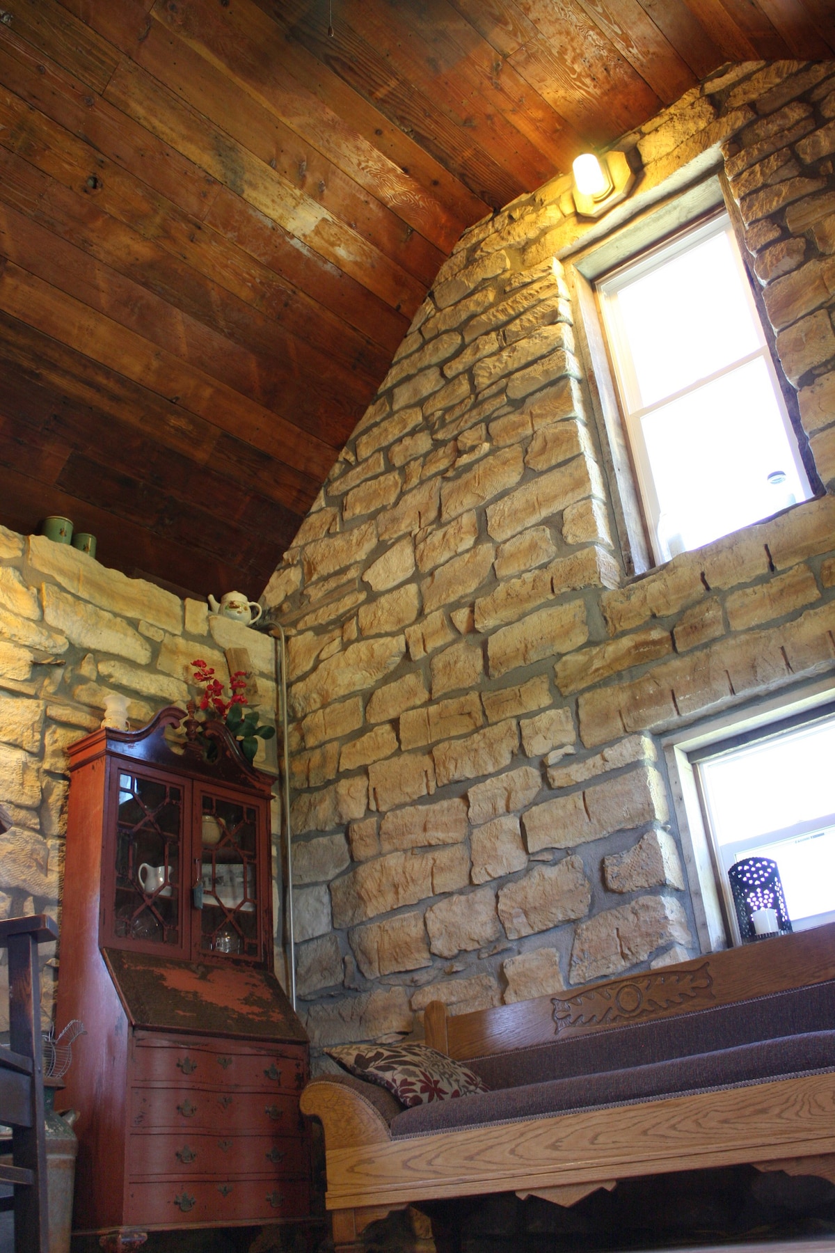 乡村历史悠久的石灰岩小木屋