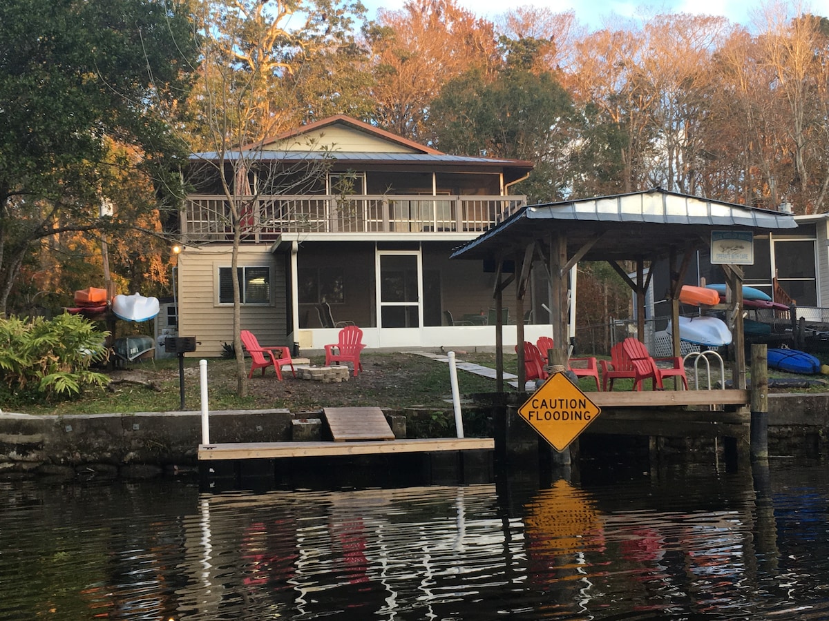 Mermaid Landing at Pirate 's Cove