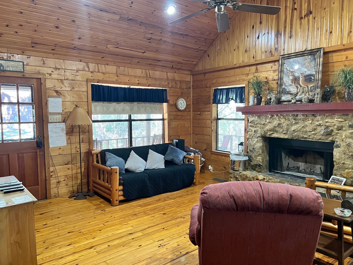 惠特尼湖小木屋（ Lake Whitney Log Cabin ） ，隐蔽而舒适的木屋