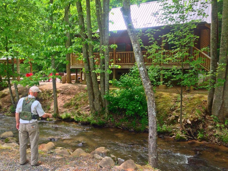 Raccoon Retreat Cabin at Lands Creek Log Cabins